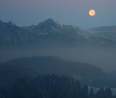 Hazy full moon of Appalachia (Mobile version)